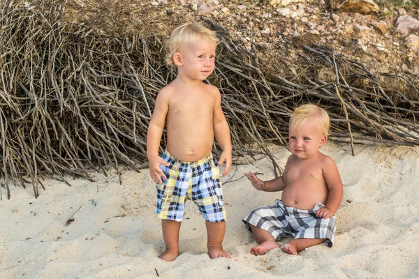Meninos Infância Sentados Praia Nos Trópicos — Fotografia de Stock