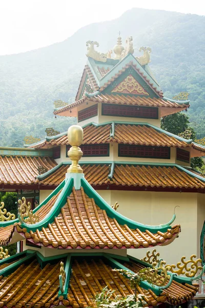 Oranje dak van Thaise tempel — Stockfoto