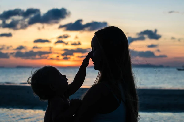 Jonge vrouw met kind in de zee — Stockfoto