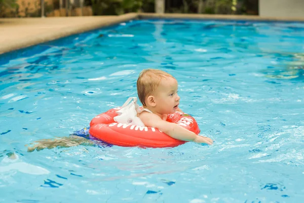 Menino Criança Nadando Piscina — Fotografia de Stock