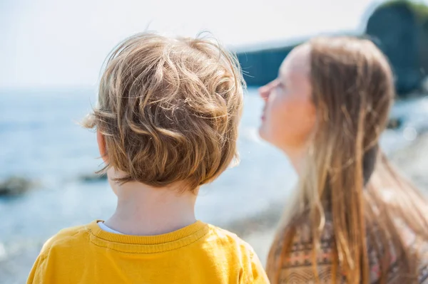 Junge und Mutter blicken aufs Meer — Stockfoto