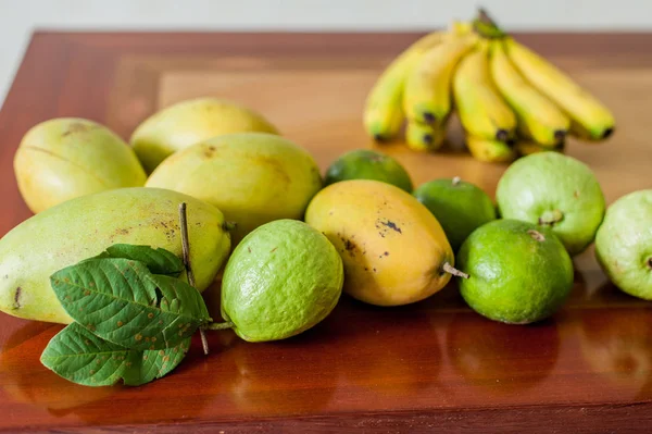 Vruchten op de houten tafel. — Stockfoto