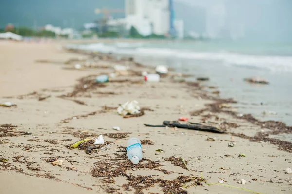 Plastikflaschen und anderer Müll — Stockfoto