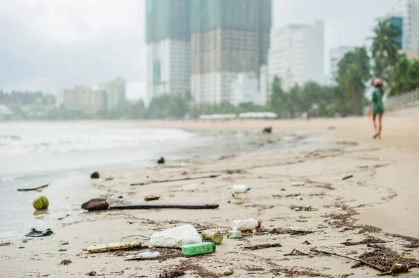 Пластиковые бутылки и другой мусор — стоковое фото