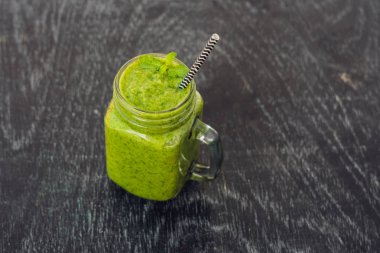 Ispanak yeşil smoothies yapılır