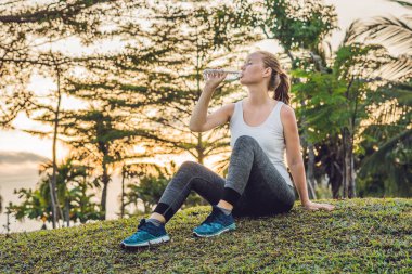 Sportif kadın içme suyu