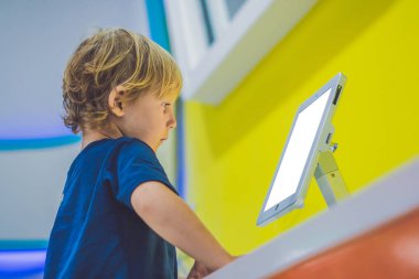 Dijital tablet ile oynayan çocuk