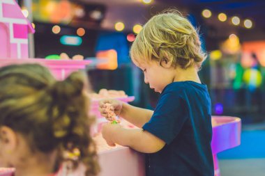 Kinetik kumla oynayan çocuk