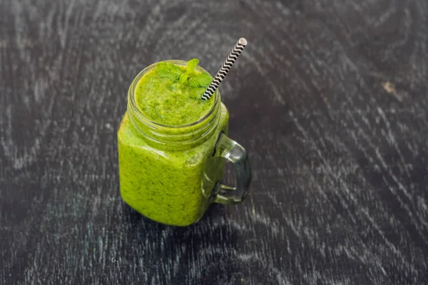 Ispanak yeşil smoothies yapılır