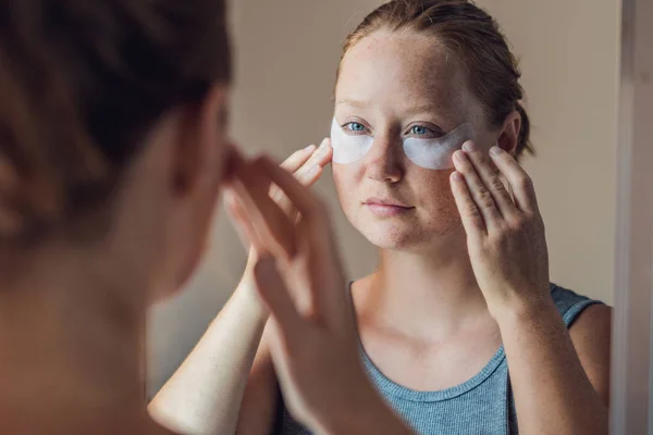 Rödhårig kvinna med eye patches — Stockfoto