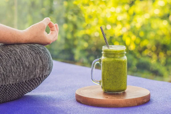 Femme avec un smoothie vert d'épinards — Photo