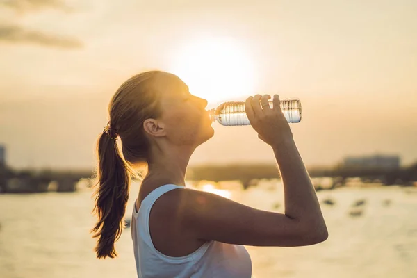 Sporty woman drinking water — Stock Photo, Image