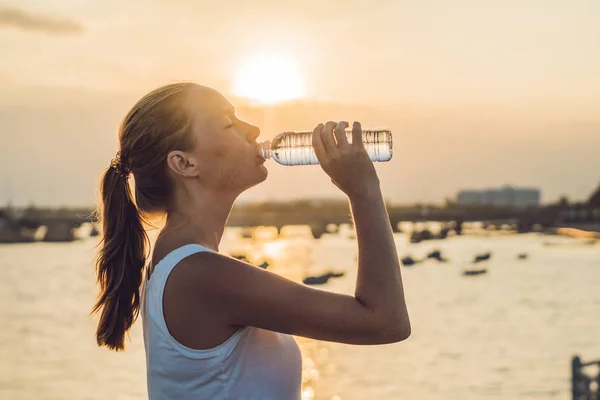 Deportiva mujer agua potable — Foto de Stock