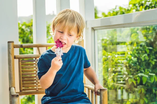 Boy holds smoothie from  dragon fruit — Stock Photo, Image