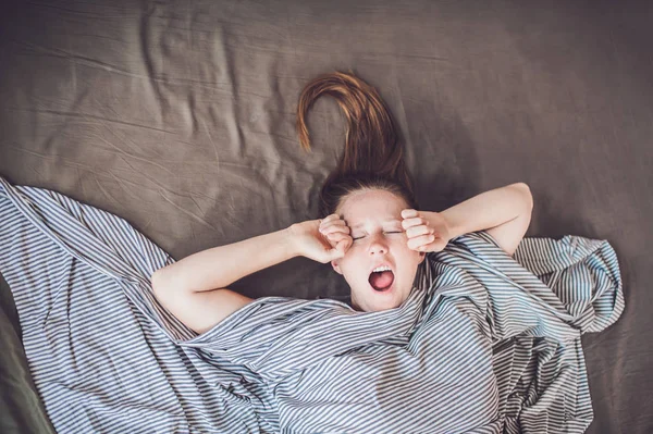 Jeune femme couchée au lit — Photo