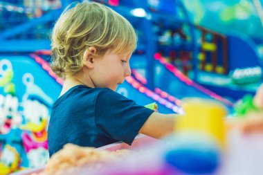 Kinetik kumla oynayan çocuk