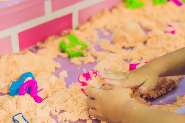 Kinetik kumla oynayan çocuk