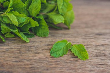 ahşap masa üzerinde taze nane