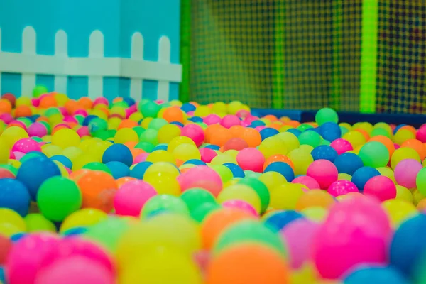 Bolas Plástico Multicolores Una Sala Juegos Para Niños Creatividad Concepto —  Fotos de Stock