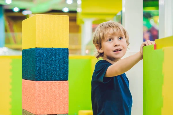 Chłopiec bawi się bloki z tworzywa sztucznego — Zdjęcie stockowe