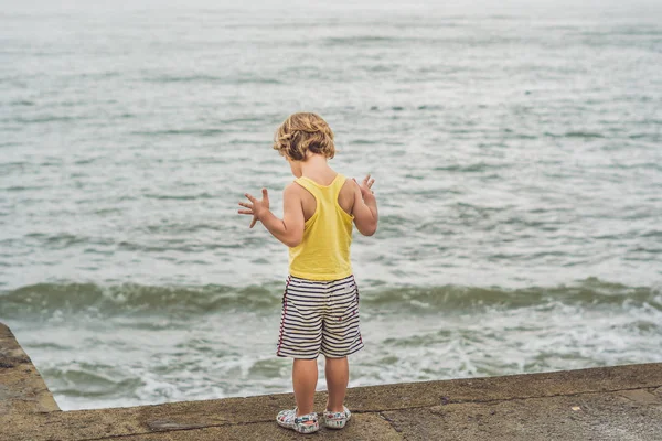 岸に立っているかわいい男の子 — ストック写真