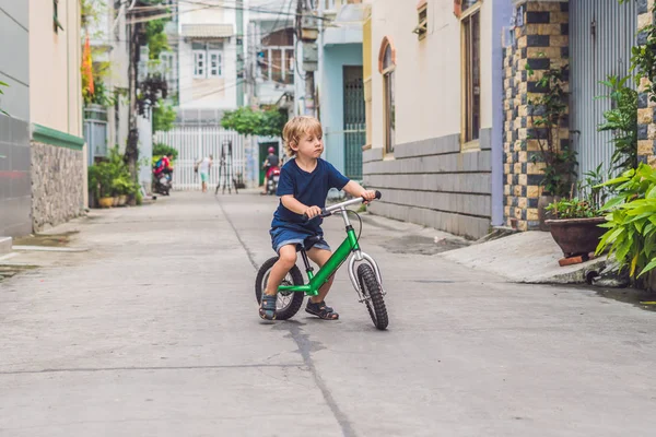  sarışın çocuk çocuk sürüş Bisiklet 