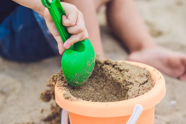 Bambino Che Gioca Sulla Spiaggia Con Pala Bambini Secchio — Foto Stock