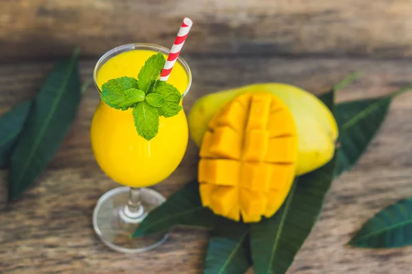 Juicy smoothie from mango — Stock Photo, Image