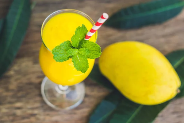 Juicy smoothie from mango — Stock Photo, Image