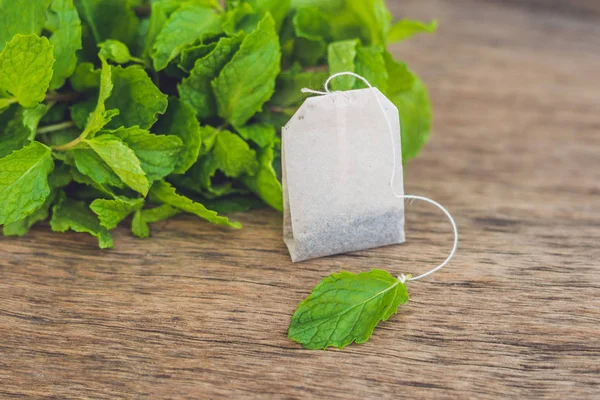 Bolso de té sobre fondo de madera —  Fotos de Stock