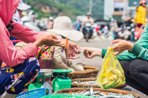 Transfer of goods and money in the Vietnamese market