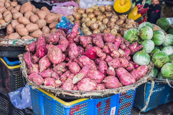 Batatas en el mercado vietnamita . — Foto de Stock