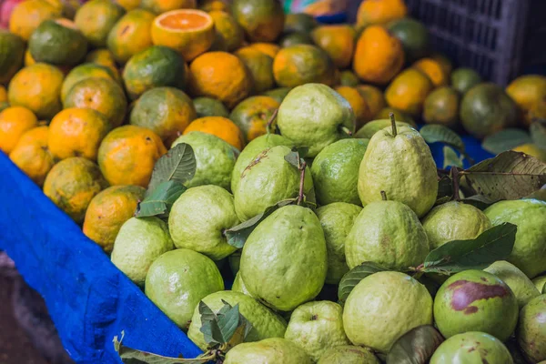 Variedade de frutas no mercado vietnamita . — Fotografia de Stock