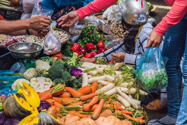 Verduras en el mercado vietnamita — Foto de Stock