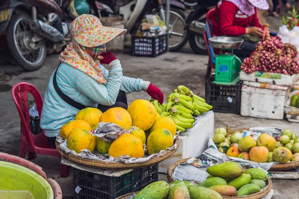 Variedad de frutas en el mercado vietnamita . — Foto de Stock