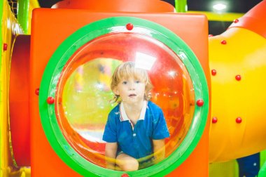 Çocuk Bahçesi bakıyor