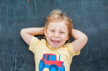 sarışın çocuk çocuk metin için yer ile