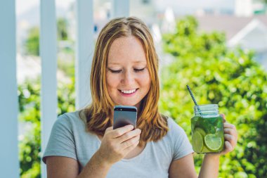  genç kadın bir mason kavanoza tutar