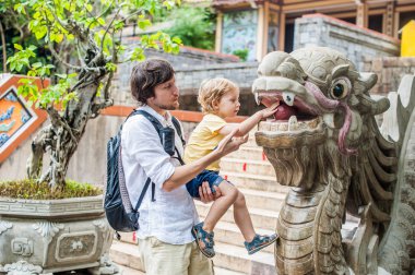 Baba ve oğul uzun oğlu Pagoda içinde