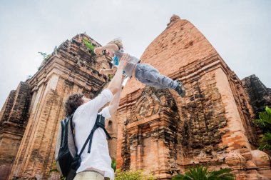 Baba ve yürümeye başlayan çocuk oğul Vietnam