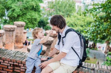 Baba ve yürümeye başlayan çocuk oğul Vietnam