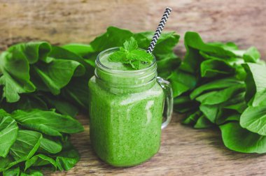 Mason kavanoza kupa yeşil ıspanak ile dolu