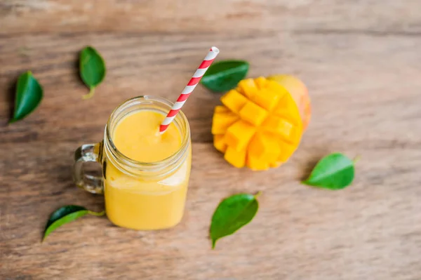 Saftiger Smoothie aus Mango — Stockfoto