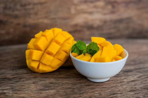 Mango fruit and mango cubes — Stock Photo, Image