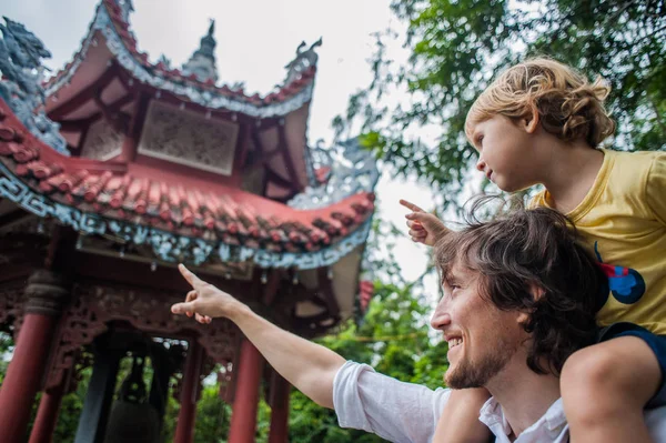 Dad and son in Long Son Pagoda — Stock Photo, Image