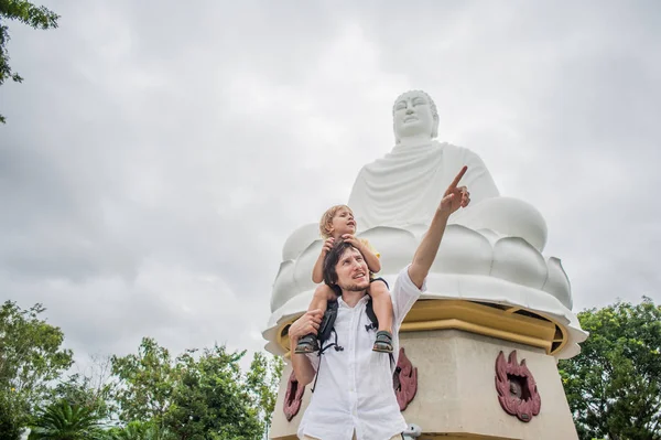 Padre e hijo en Long Son Pagoda — Foto de Stock