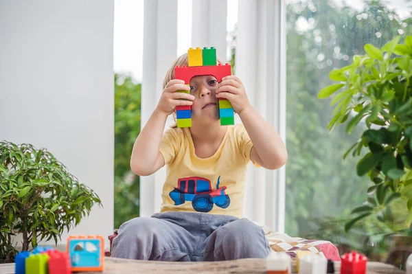 Chlapec s barevnými plastovými bloky — Stock fotografie