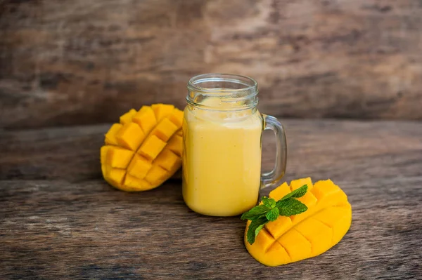 Batido de mango en un frasco de vidrio Mason — Foto de Stock