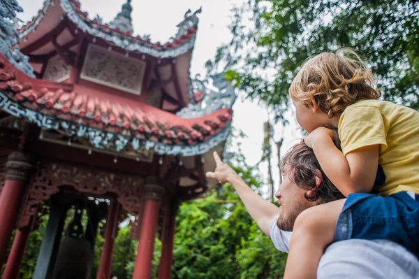 Papà e figlio in Long Son Pagoda — Foto Stock