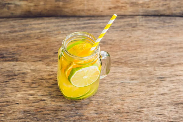 Чай со льдом с ломтиком лимона — стоковое фото